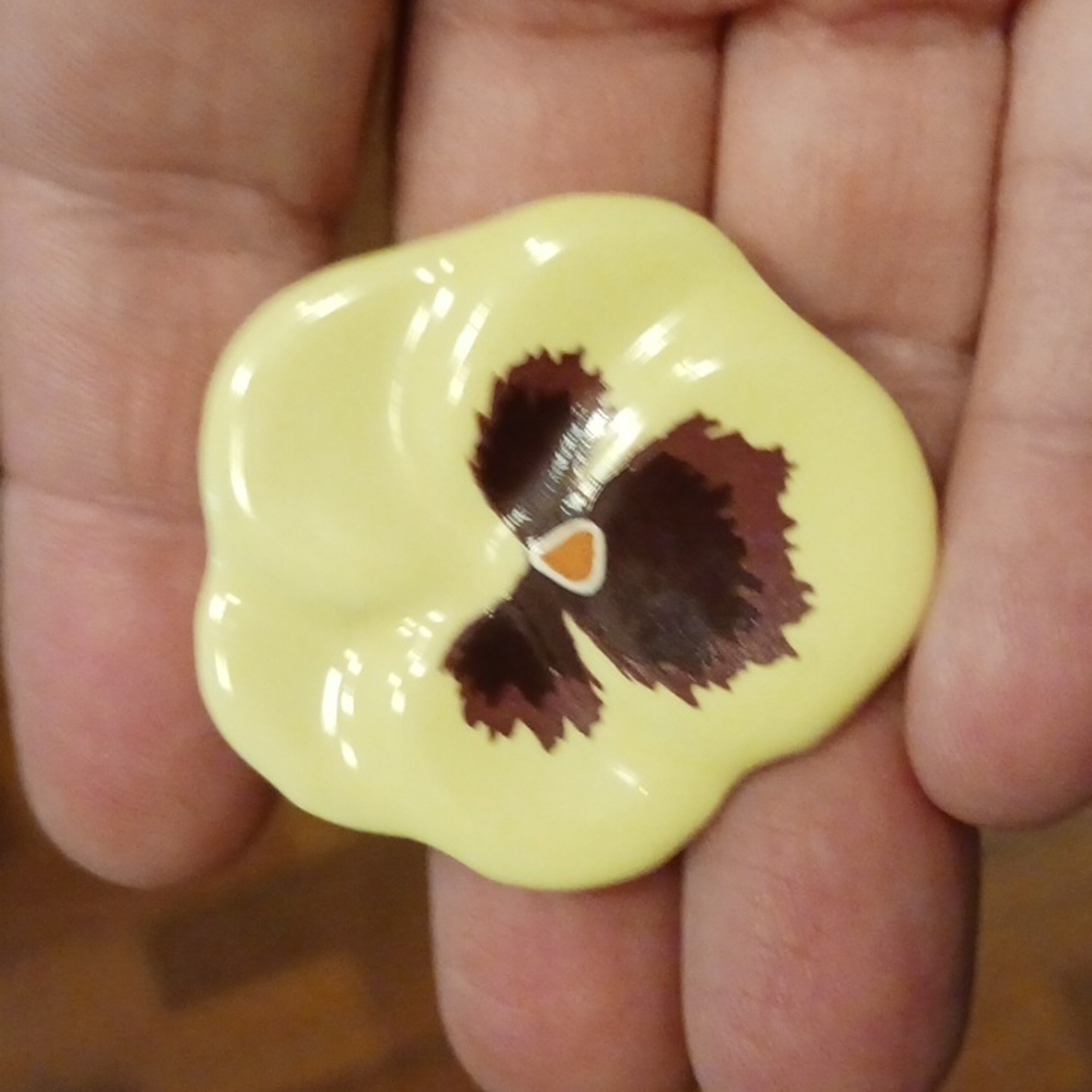 Vintage Avon Pansy Flower Brooch Pin Porcelain Yellow - Picture 2 of 6